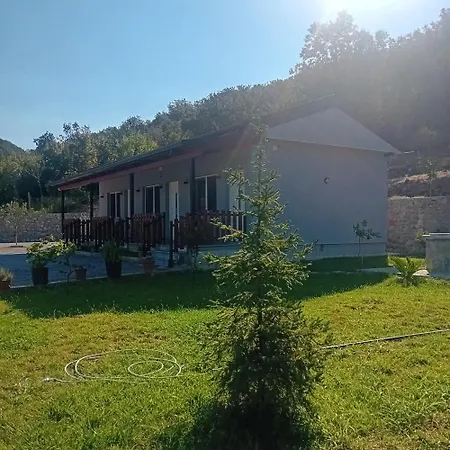 Bujtina4a Rrenc Guest house *